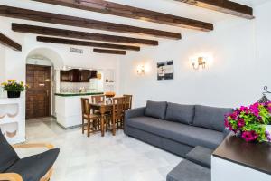 een woonkamer met een bank en een tafel bij Aldea del Mar in Torrevieja