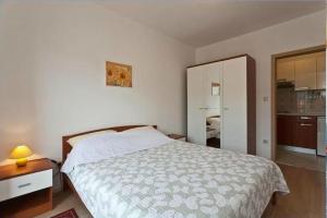Ένα ή περισσότερα κρεβάτια σε δωμάτιο στο Apartmani Roić