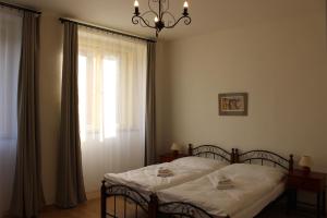 1 dormitorio con cama y ventana en Hotel Černý kůň, en Louny