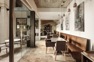 um restaurante com mesas e cadeiras num quarto em 19 ROOMS em Valletta