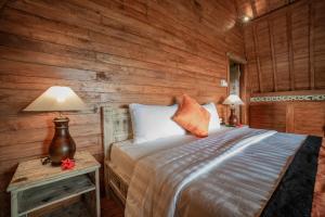 a bedroom with a bed and a table with a lamp at PB Pondok Gandalangu Garden House Bali in Ubud +29 photos