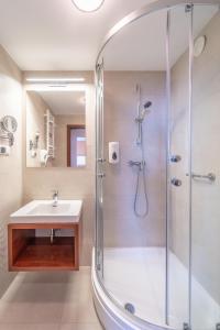 Koupelna v ubytování Vestina Wellness & SPA Hotel