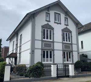 ein weißes Haus mit einer schwarz-weißen Fassade in der Unterkunft LOFT-ATELIER in Hamburg