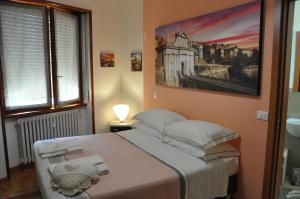 een slaapkamer met een bed met een foto aan de muur bij CityWalls Guest House Bergamo in Bergamo