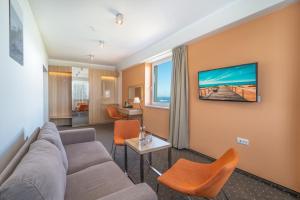 米茲多洛傑的住宿－維斯提納康體Spa酒店，客厅配有沙发和桌子