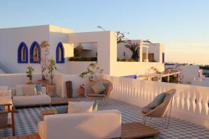 亞喀巴的住宿－Cloud 7 Residences Ayla Aqaba，大楼内带桌椅的阳台
