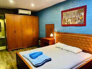 ein Schlafzimmer mit einem Bett und einem Wandgemälde in der Unterkunft Kiara's Home in Haiphong