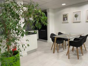 een tafel en stoelen in een kantoor met planten bij L'Eden in Vannes