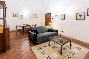 a living room with a couch and a table at Residenza d'Epoca Palazzo Malfatti in Massa Marittima