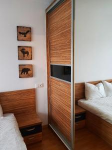 Postel nebo postele na pokoji v ubytování Cosy one bedroom apartment, close to Iulius Mall