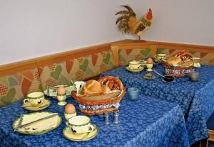 una mesa con un mantel azul con un pollo en la parte superior en Gästehaus Wald und See, en Titisee-Neustadt