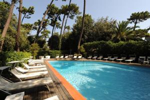 A piscina localizada em Hotel Villa Tiziana ou nos arredores