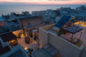 - une vue aérienne sur la ville et l'océan dans l'établissement Palazzo Presta, à Gallipoli