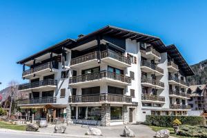 an apartment building with balconies on a mountain at SCHUSS D4 in Morzine