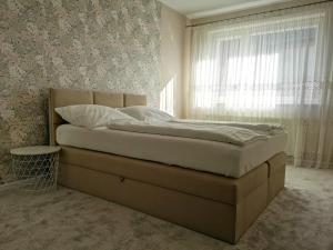 - un lit dans une chambre avec fenêtre dans l'établissement Bryant - Pokoje & Apartamenty, à Władysławowo