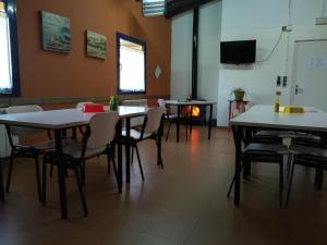 Granja de San Pedro的住宿－Albergue Quinta del Jalón，一间带桌椅和壁炉的用餐室