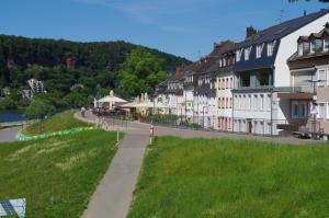 a street in a town with houses and a road w obiekcie Wohnen am Ufer der Mosel in Trier w Trewirze