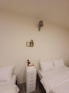 Letto o letti in una camera di Stay if you wish Homestay