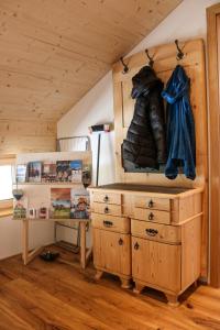 Cette chambre dispose d'un bureau et de placards en bois. dans l'établissement Ferienwohnung Berchtold, à Schnepfau