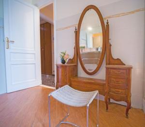 ジェノヴァにあるa due passi dal centroの鏡と椅子付きのドレッシングルーム
