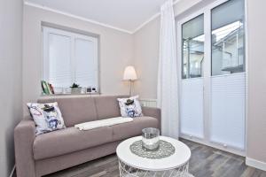 Ein Sitzbereich in der Unterkunft zentrale FeWo mit Balkon, gratis Nutzung vom AHOI Erlebnisbad und Sauna in Sellin - Villa Buskam FeWo 22