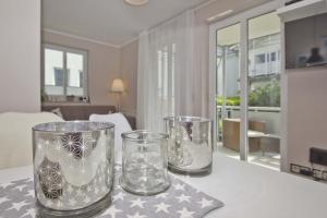 drei Glasvasen auf einem Tisch in der Unterkunft zentrale FeWo mit Balkon, gratis Nutzung vom AHOI Erlebnisbad und Sauna in Sellin - Villa Buskam FeWo 22 in Göhren
