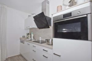 Küche/Küchenzeile in der Unterkunft zentrale FeWo mit Balkon, gratis Nutzung vom AHOI Erlebnisbad und Sauna in Sellin - Villa Buskam FeWo 22