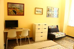 a bedroom with a desk with a computer and a chair at a due passi dal centro in Genova