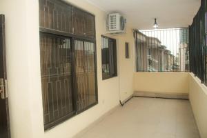un corridoio vuoto con ampie finestre in un edificio di Home Away from Home in Gowon Estate, Ipaja a Lagos