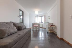 a living room with a couch and a table at Super céntrico y con espectacular VISTA AL LAGO in San Carlos de Bariloche