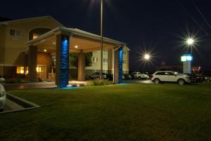een tankstation 's nachts met auto's geparkeerd op een parkeerplaats bij Holiday Inn Express - Canyon, an IHG Hotel in Canyon