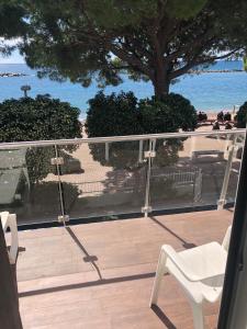 balkon z krzesłami i widokiem na plażę w obiekcie Piccolo hotel le Palme w mieście San Bartolomeo al Mare