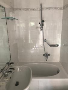 W łazience znajduje się wanna i umywalka. w obiekcie Piccolo hotel le Palme w mieście San Bartolomeo al Mare +32 zdjęcia