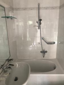 聖巴爾托洛梅奧阿爾馬雷的住宿－Piccolo hotel le Palme，带浴缸和盥洗盆的浴室