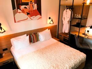 1 dormitorio con cama, escritorio y vestidor en SPA Hotel, en Vorzel