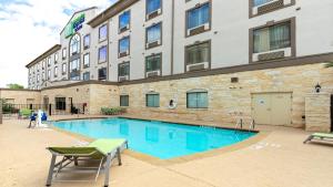 Majoituspaikassa Holiday Inn Express & Suites Houston South - Near Pearland, an IHG Hotel tai sen lähellä sijaitseva uima-allas
