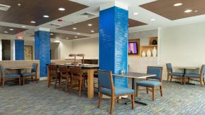 Majoituspaikan Holiday Inn Express & Suites Houston South - Near Pearland, an IHG Hotel ravintola tai vastaava paikka