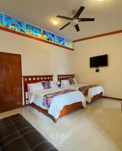 1 dormitorio con 2 camas y ventilador de techo en Departamentos K&B en Playa del Carmen