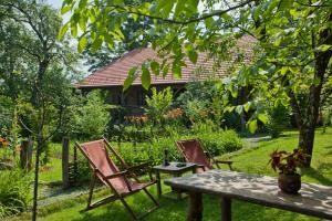 Cottage on Hill في Donja Stubica: كرسيين وطاولة في حديقة