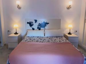 トレモリノスにあるALOJAMIENTO EN LA CARIHUELA-COSTA DEL SOLのベッドルーム1室(大型ベッド1台、ナイトスタンド2台付)