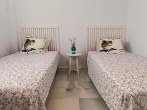 Cama o camas de una habitación en ALOJAMIENTO EN LA CARIHUELA-COSTA DEL SOL