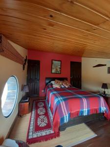 a bedroom with a bed and a wooden ceiling at El Pedregal Sopó in Sopó