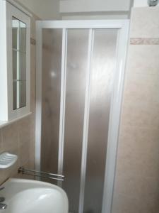 um chuveiro na casa de banho com um WC e um lavatório em AJARNOLA N14 em Padola