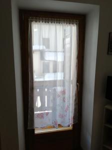 una ventana con una cortina en una puerta en AJARNOLA N14, en Padola