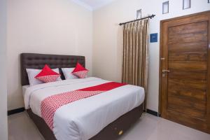 Tempat tidur dalam kamar di OYO 1226 Al Abror Homestay