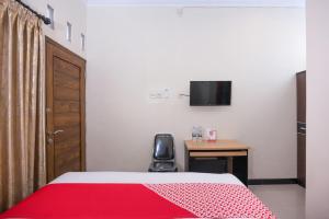 OYO 1226 Al Abror Homestay tesisinde bir odada yatak veya yataklar