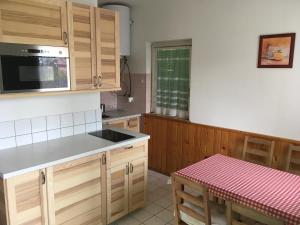 バラトンフレドにあるArácsi házikóのキッチン(木製キャビネット、テーブル付)