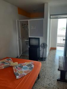 een slaapkamer met een bed en een flatscreen-tv bij Hotel Andaluz in Andalucía