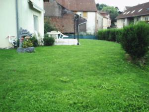 Un jardín fuera de Chez Joséphine