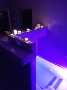 オストゥーニにあるIl Fico Deluxeの紫の部屋 ベンチ(ライト付)